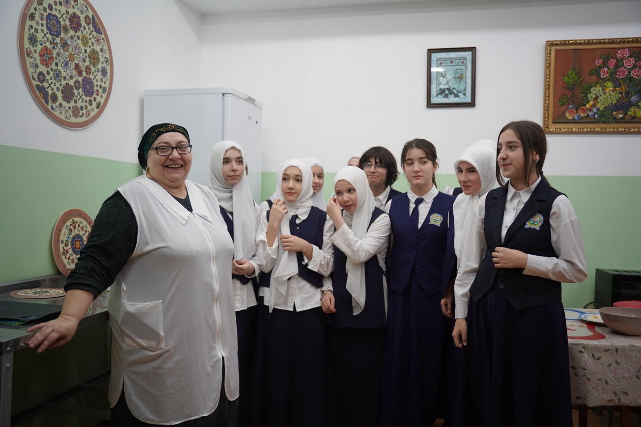 Заур Эминов посетил мастерскую для людей с ОВЗ